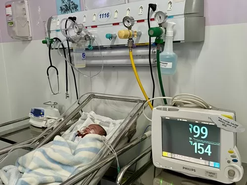Miguel ainda necessita da ventilação mecânica e recebe todo suporte necessário na unidade neonatal do HM.
