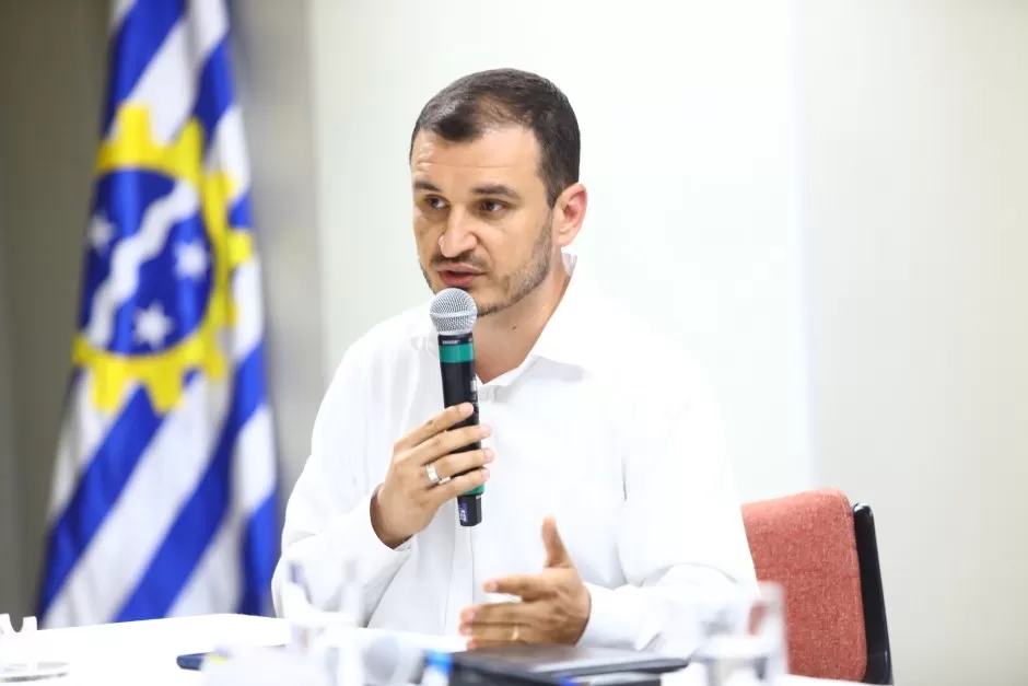 jhonis santos segurando microfone em fala