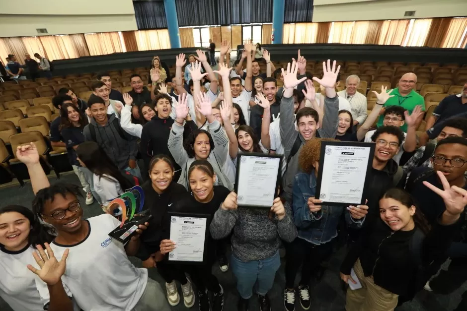 crianças segurando certificação de taubaté