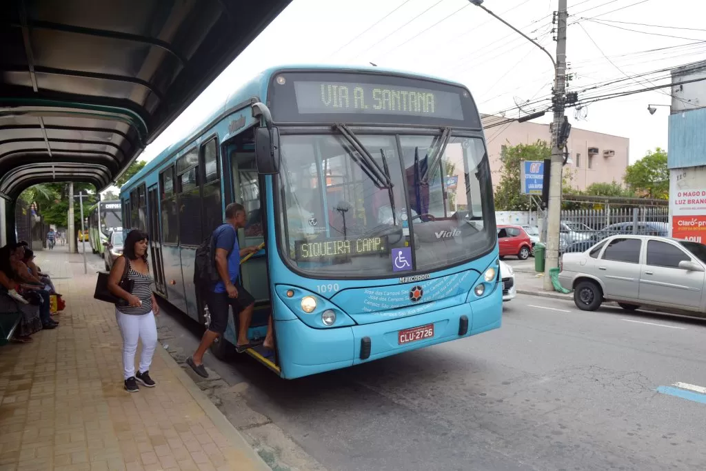 Passageiro embarcando em ônibus em ponto em SJC, onde passagem ficará mais cara