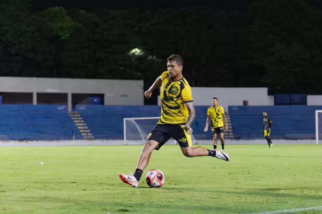 jogador do joseense com bola dominada