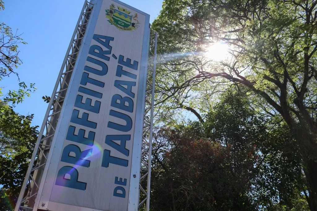 Placa do prédio da Prefeitura de Taubaté, que está com orçamento comprometido por dívida bilionária