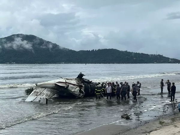 Avião que caiu em praia de Ubatuba