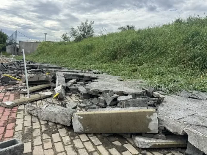 Muro que caiu em temporal no Urbanova
