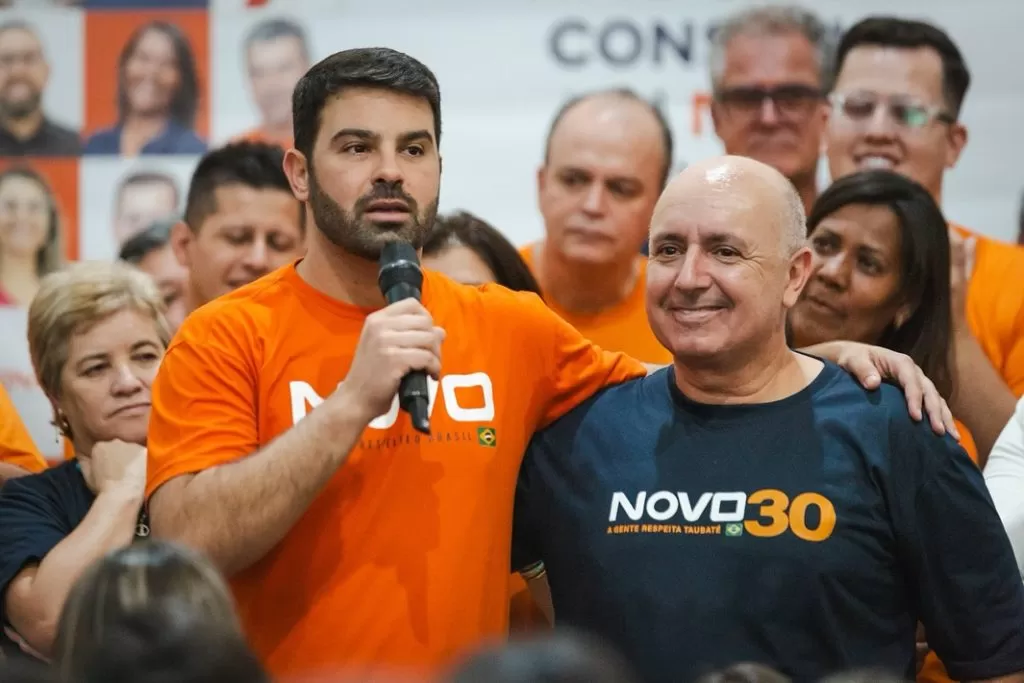 Sérgio Victor ao lado do vice-prefeito Coronel Oliveira Neto, ambos tomam posse ao lado dos vereadores em Taubaté