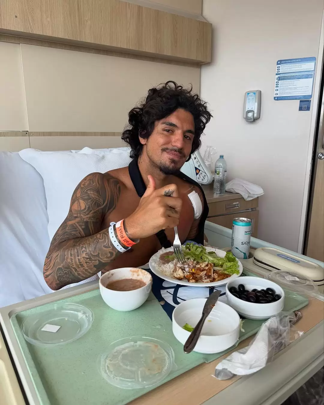 Gabriel Medina passou por procedimento cirúrgico neste sábado (11) após sofrer lesão