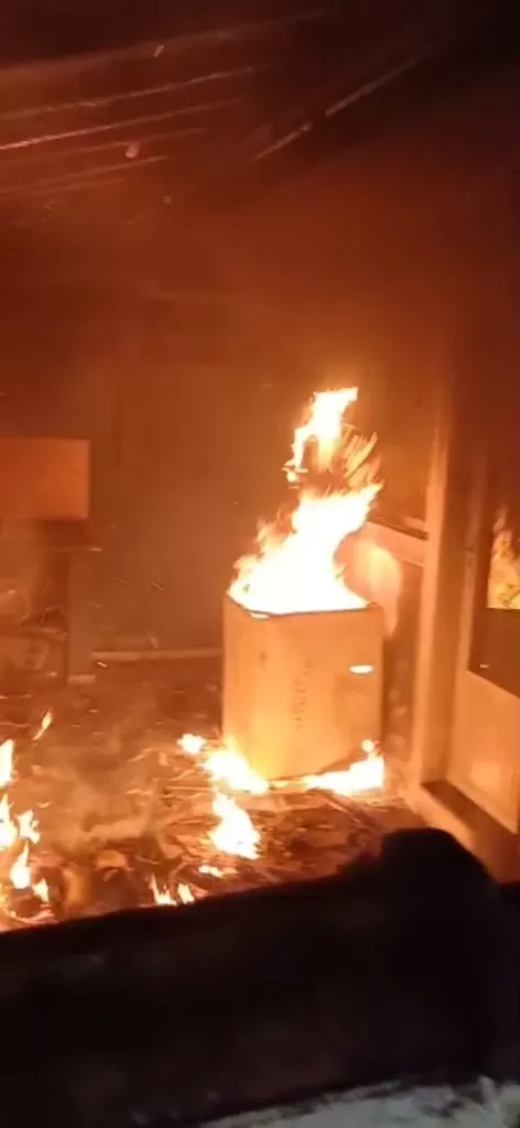 Incêndio que atingiu área externa, queimou eletrodomésticos e uma moto em casa no condomínio Village, em São Sebastião 