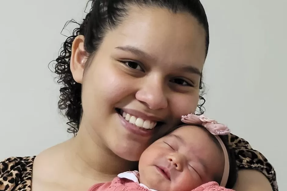 eloá no colo da mãe letícia