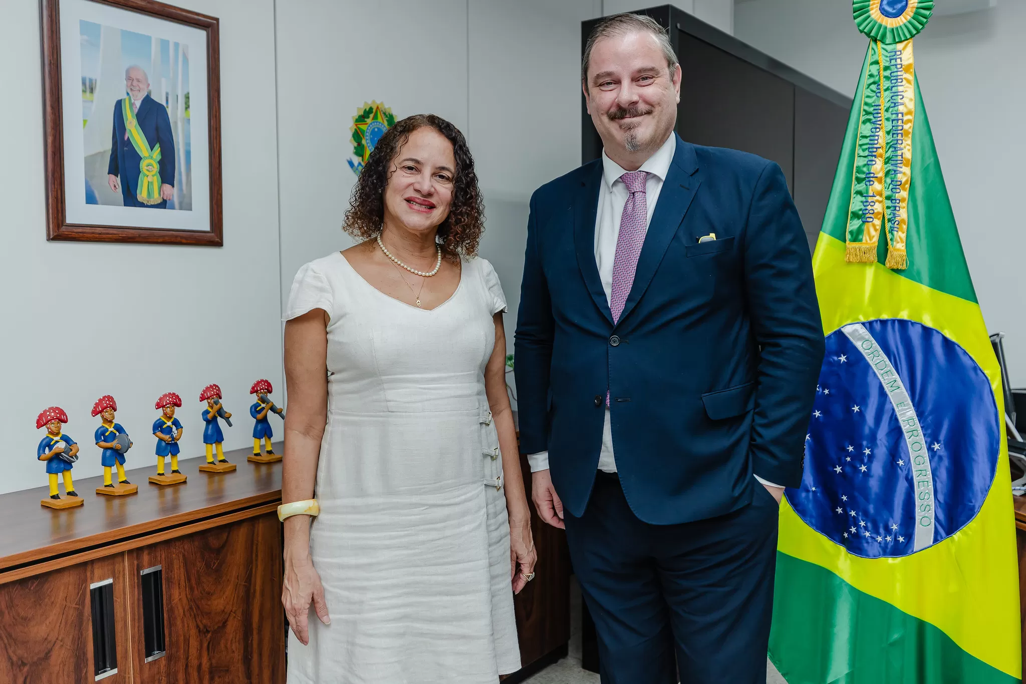 ministra da Ciência, Tecnologia e Inovação, Luciana Santos, com diretor do INPE, Clézio Nardin