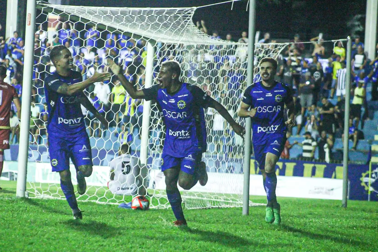 São José comemorando gol contra o XV Piracicaba