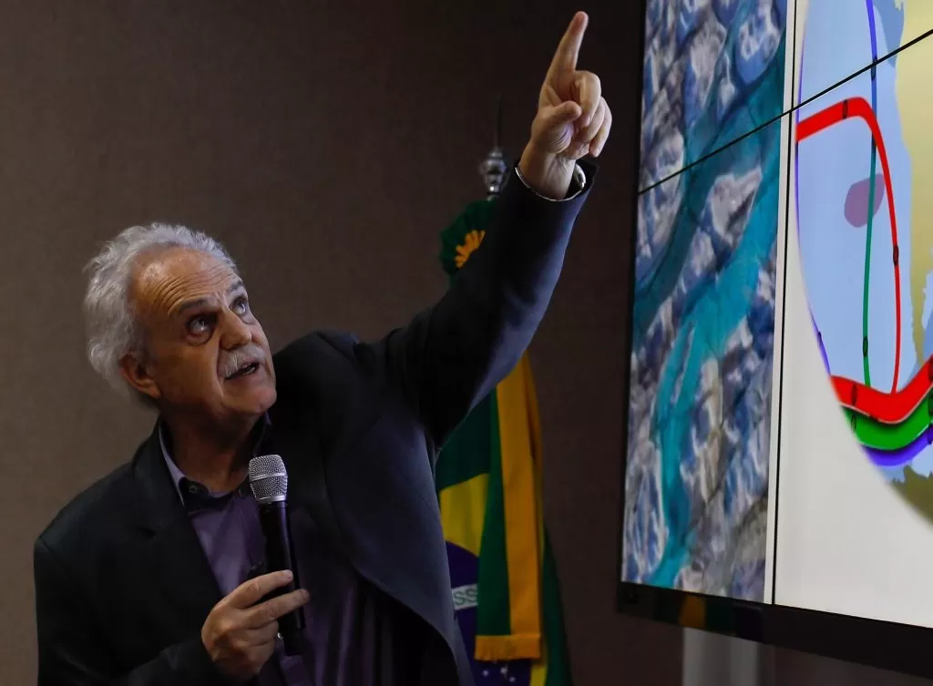 carlos nobre carlos nobre em apresentação apontando para cima enquanto olha para telão