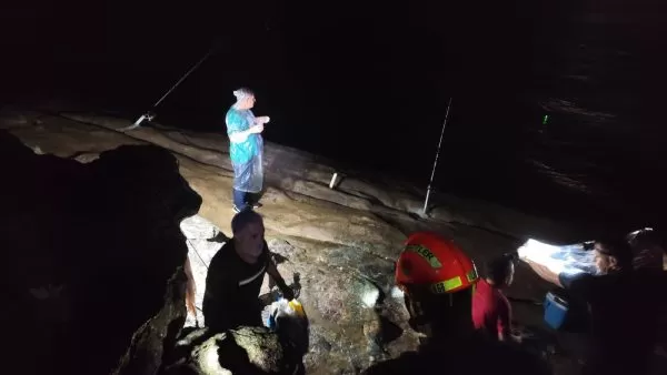 Seis pessoas são resgatadas pelos bombeiros após ficarem ilhadas em costeira de praia em São Sebastião