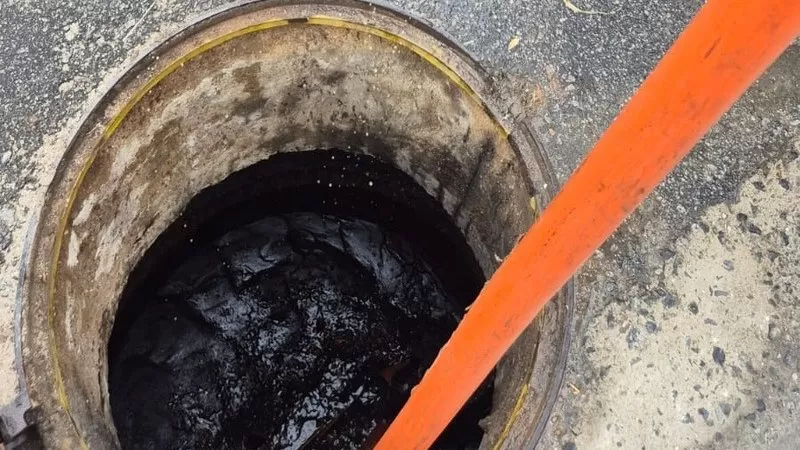 Calcinhas, preservativos e até concreto: o que mais entope o esgoto e causa prejuízo na região