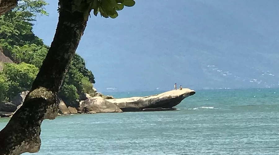 Defesa Civil interdita trilha em Caraguá por risco de deslizamento de pedra