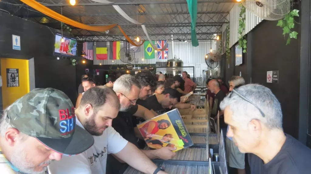 Em clima de Dia dos Pais, cervejaria em São José recebe feira de vinil com mais de 10 mil discos