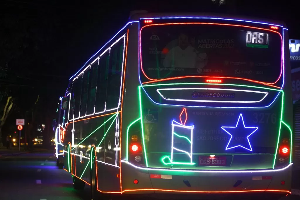 Caravanas iluminadas de Natal vão desfilar por 12 dias pelas ruas de SJC; veja onde como participar