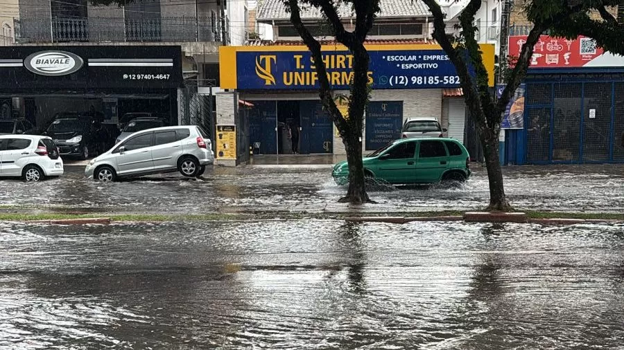 Chuva forte causa alagamentos em São José dos Campos