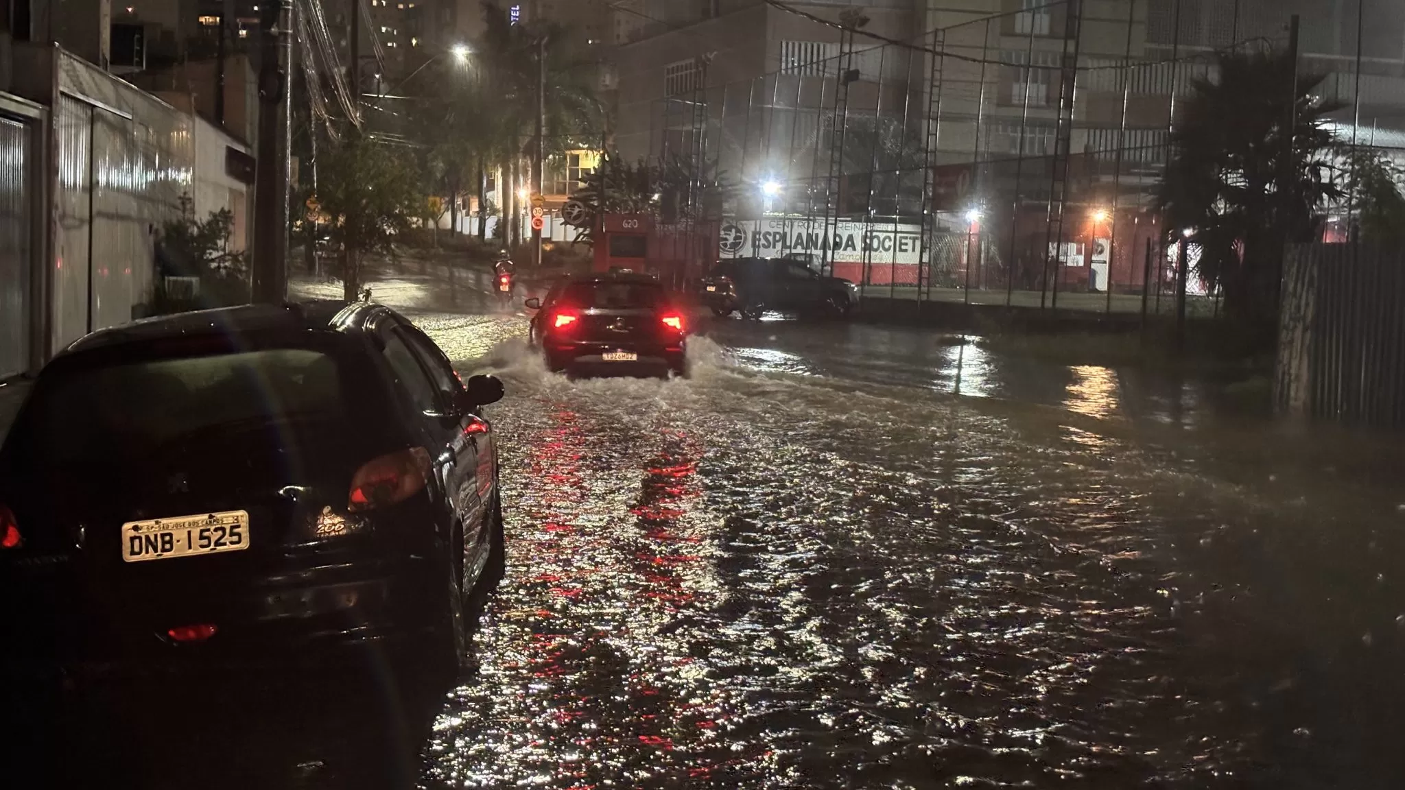 Chuva deixa ruas alagadas, carrros submersos e provoca cenas impressionantes em São José