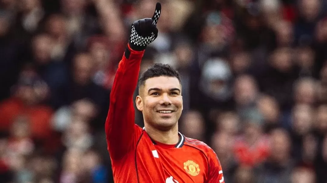 Gol, assistência e prêmio de melhor da partida: Casemiro é ovacionado por torcedores na Inglaterra