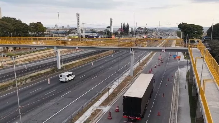 Via Dutra terá interdições nesta madrugada em São José para desmontagem de passarelas