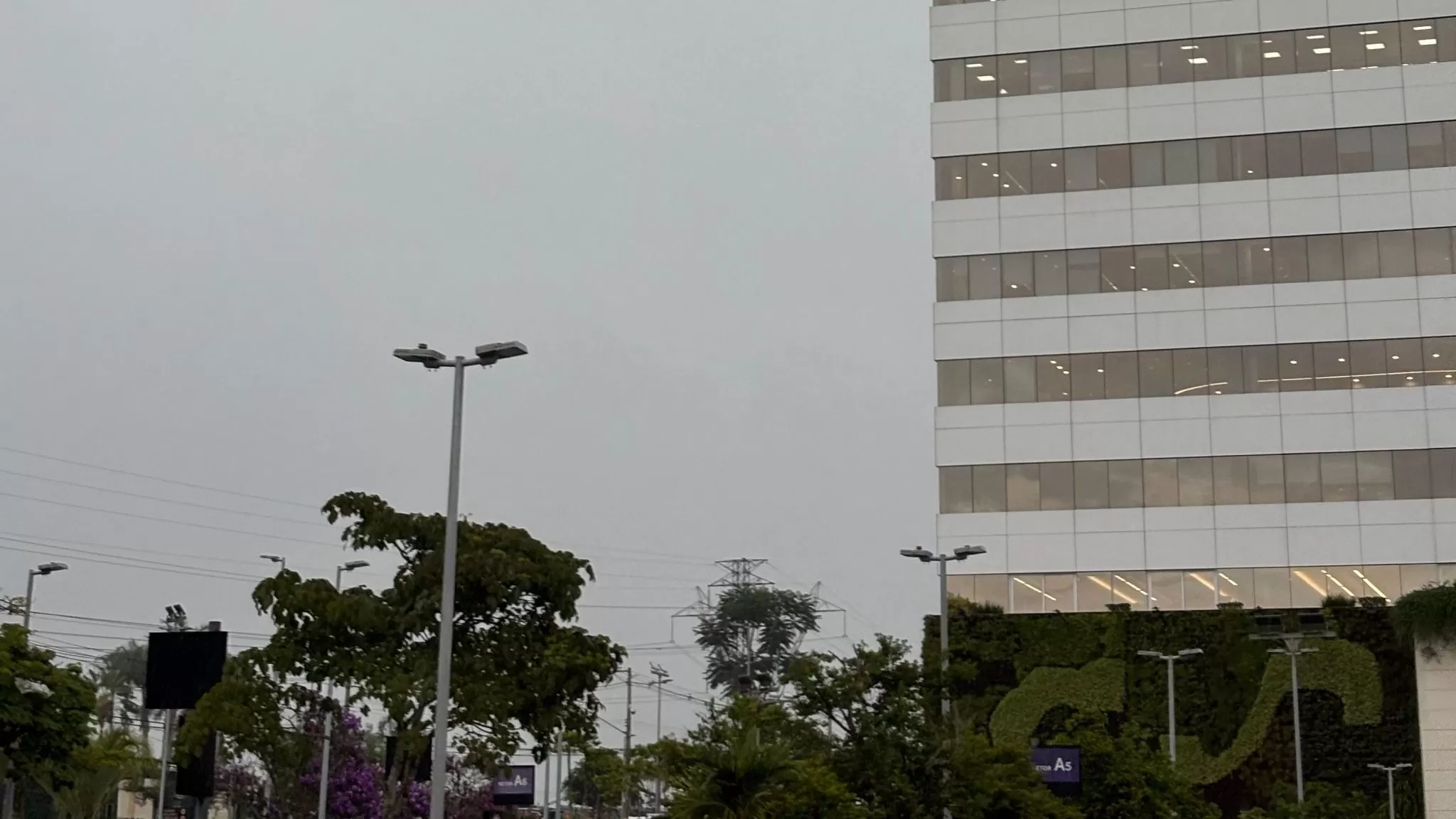 Frente fria traz pancadas de chuva e queda de temperatura ao Vale e Litoral Norte