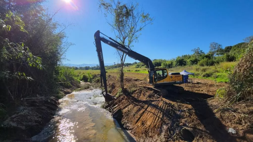 Córregos de Taubaté recebem reforço em serviços de desassoreamento, limpeza e recuperação ambiental