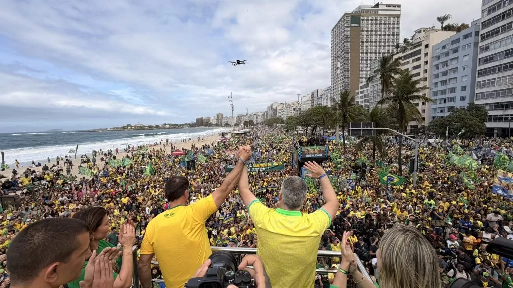Flávio Bolsonaro inicia campanha com ataques a Lula, discurso duro na segurança e promessa de 'tesouraço' nas contas