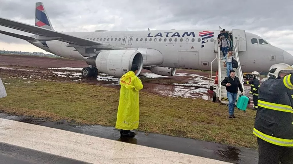 Avião da Latam com 151 pessoas sai da pista ao pousar em Cascavel; ninguém fica ferido