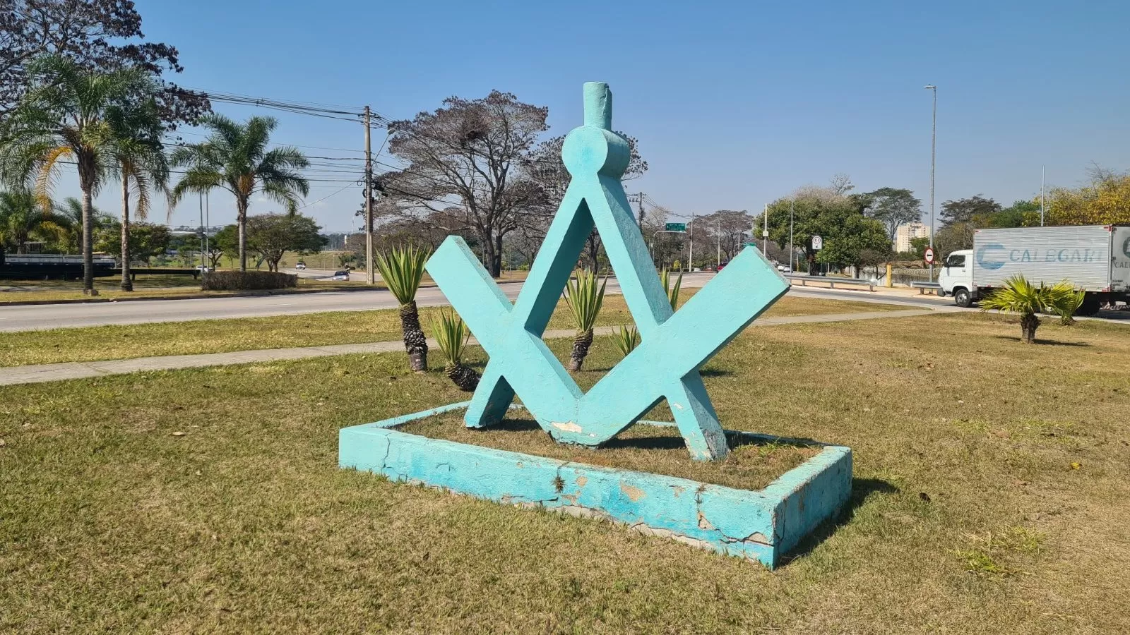 Parte da paisagem cotidiana, o que os marcos institucionais de poder querem nos dizer?