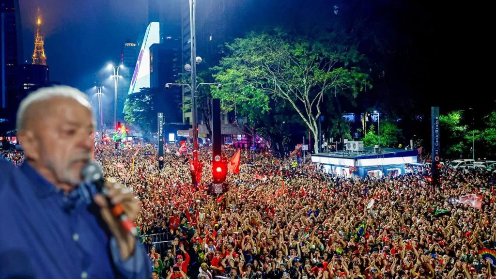 Após vitória, Lula diz que não tem mais adversários e promete governar para todos os 215 milhões de brasileiros